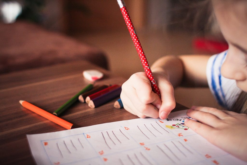 Cómo lograr que mis hijos cumplan el reglamento durante la cuarentena fondo